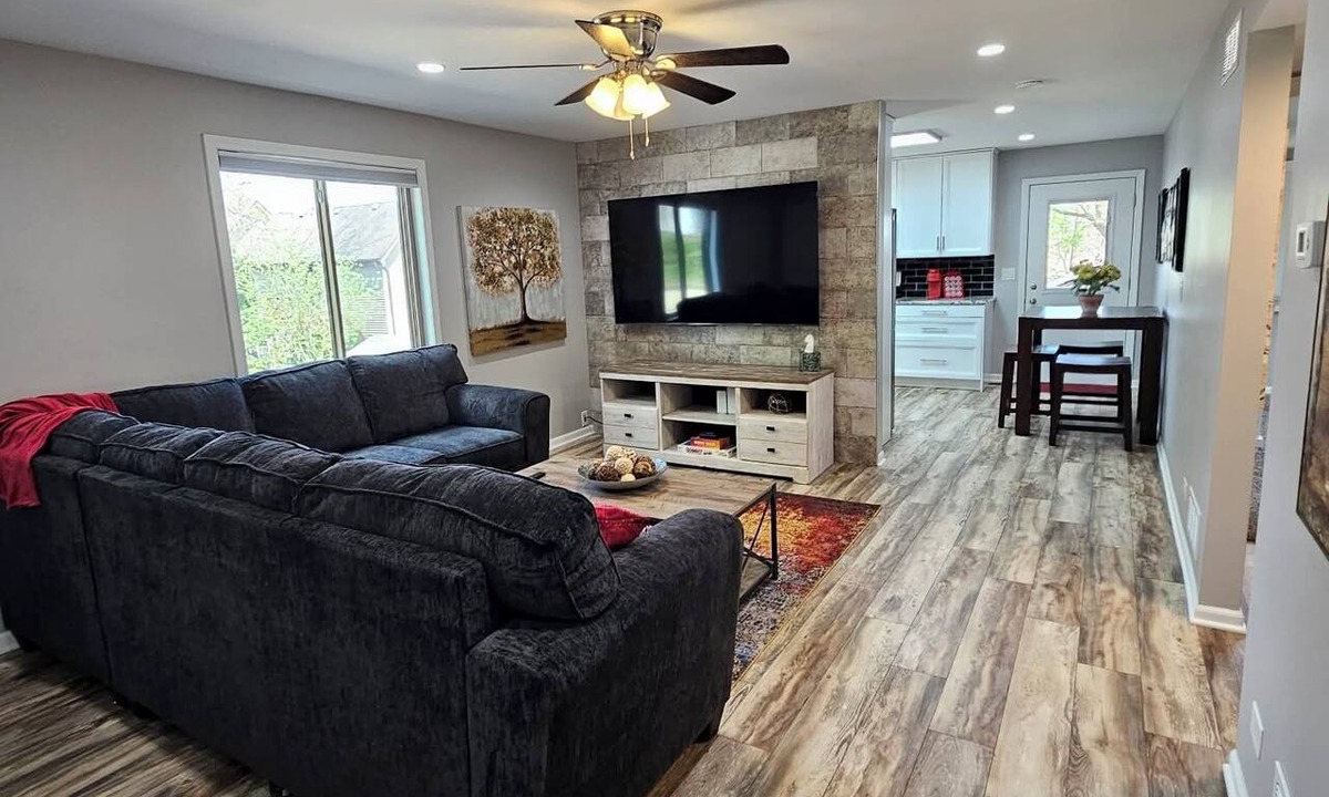 St. Charles Apartment | Enjoyable 2-bedroom apartment with AC in charming downtown St Charles