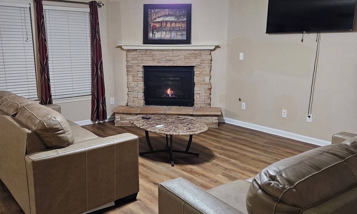 West Newton House | Enjoyable 5-bedroom house with hot tub in Indianapolis. 9 min to airport.