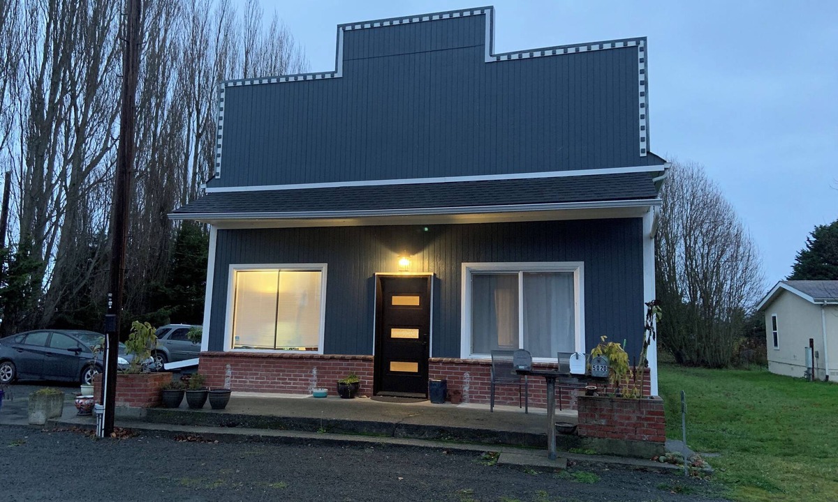 Sequim Condo | Enjoyable Historic Roadside Retreat -In charming Sequim - Pet Friendly!