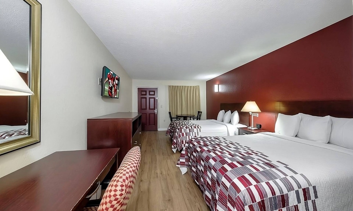 Ellenton Hotel | Ensuring a Very Comfortable & Memorable Stay! Pool, Pet-friendly, Free Parking!