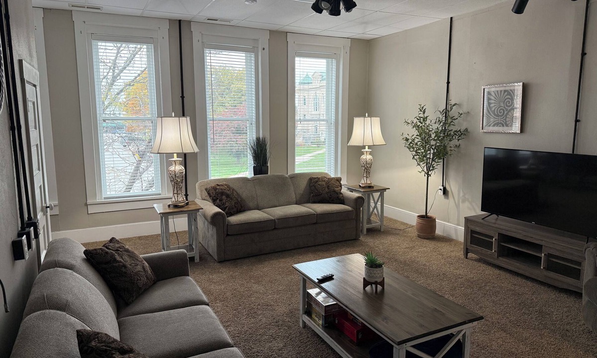 Centerville Apartment | Entire 3 Bedroom Apartment on Historic Centerville Square near Lake Rathbun