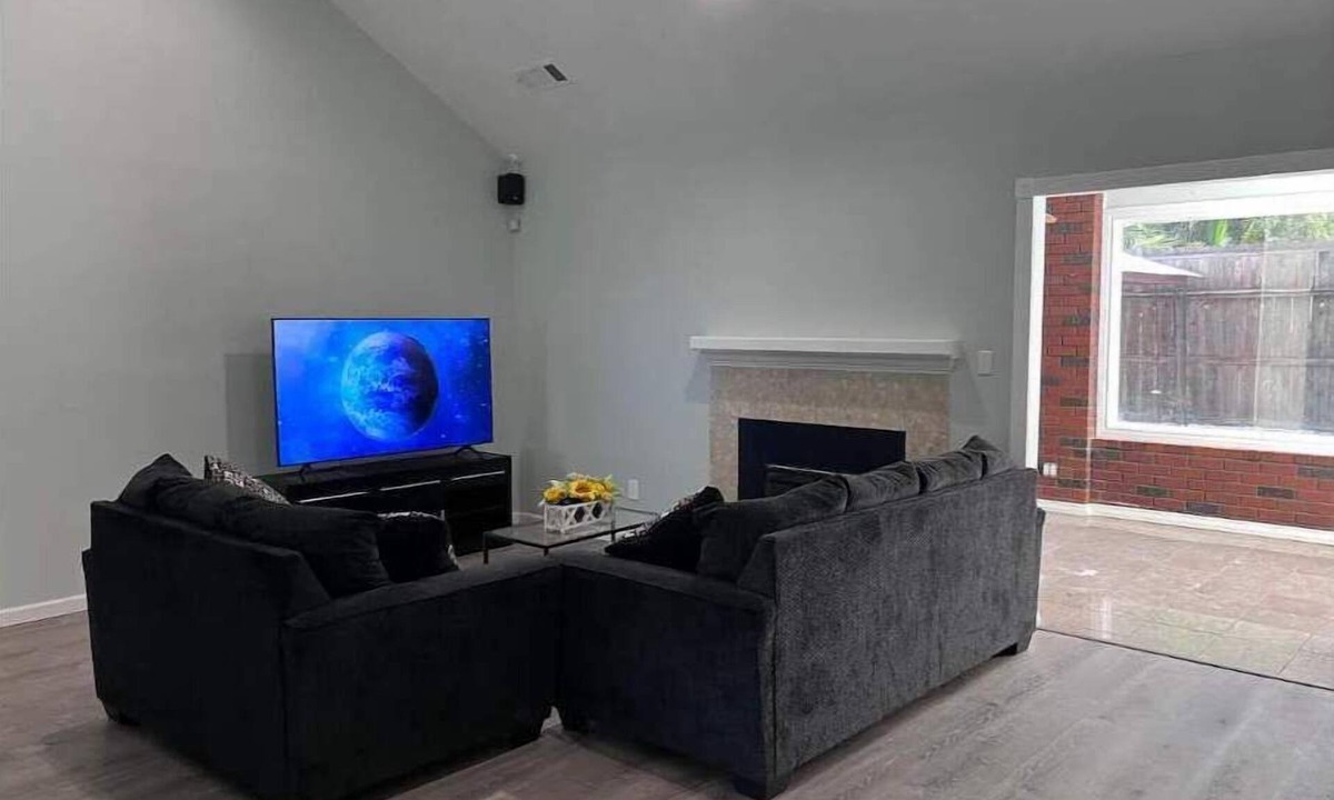 Modesto House | Entire 3 BR & 2 BA house for business and family