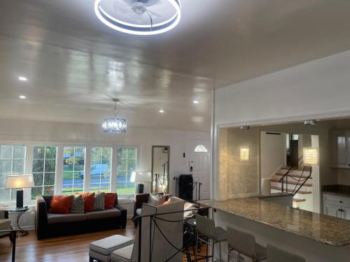 White Oak Villa | Entire 5 Bedrooms Home near DC and Metro