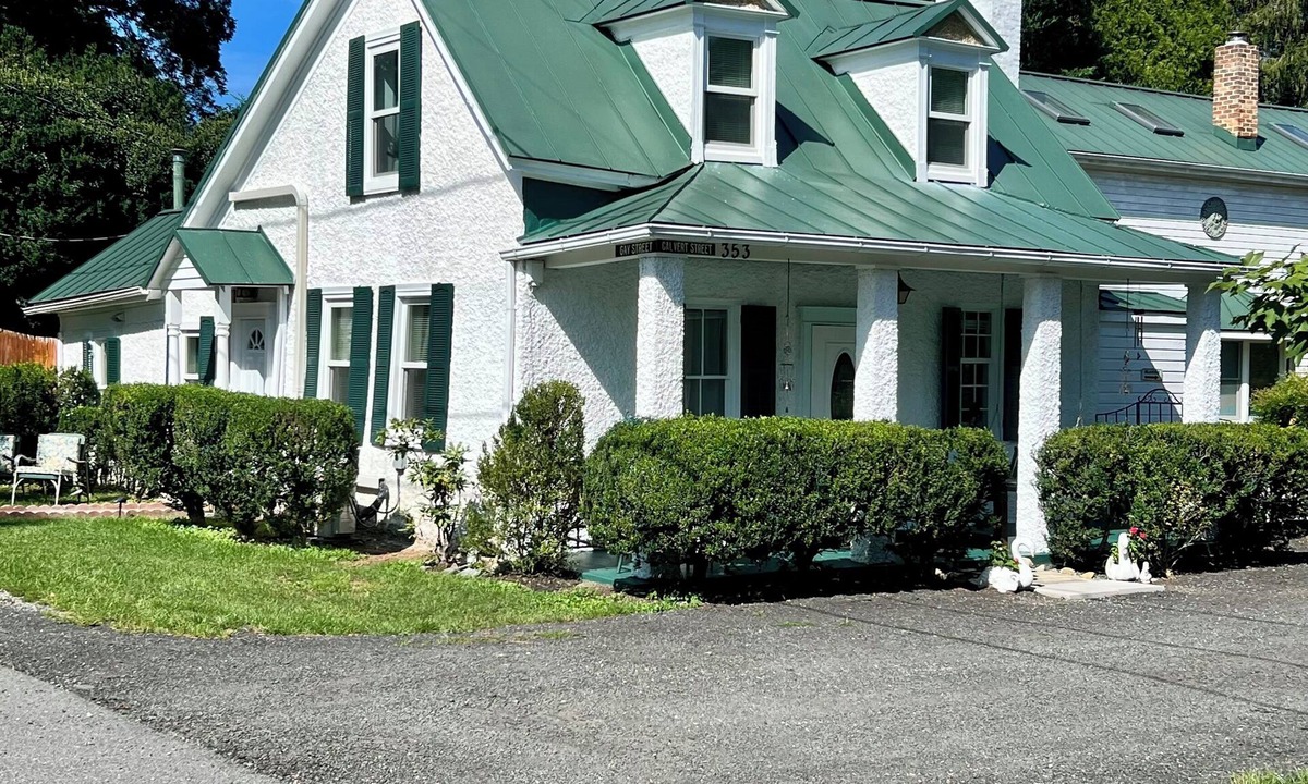 Washington House | Entire Colonial Private 3BR House Beside The Inn.Fast WiFi,tub,queen size bed