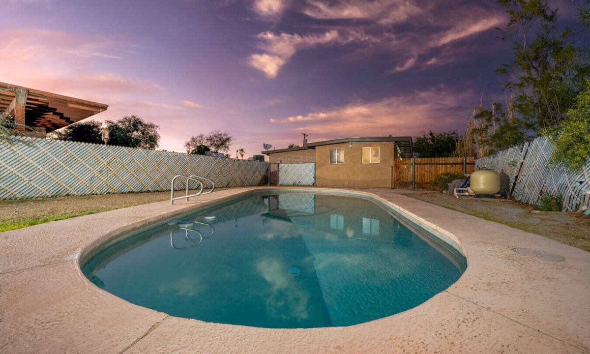 St. Francis Cabrini Apartment | Entire Duplex/Central/4 BR 2 BA/Fenced/Cozy
