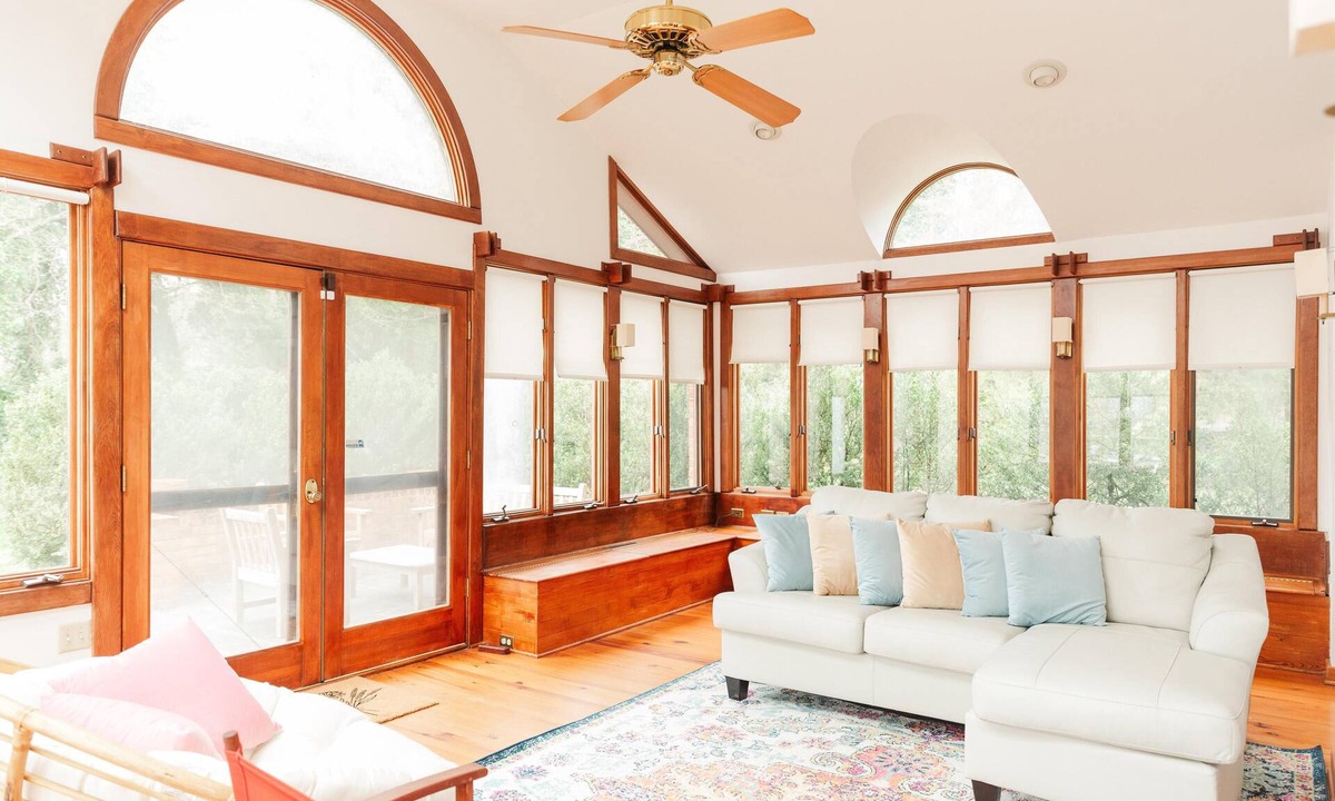 Venable House | Entire Home/Gorgeous Sunroom off Rugby Road - Walk to UVA and JPJ Arena!