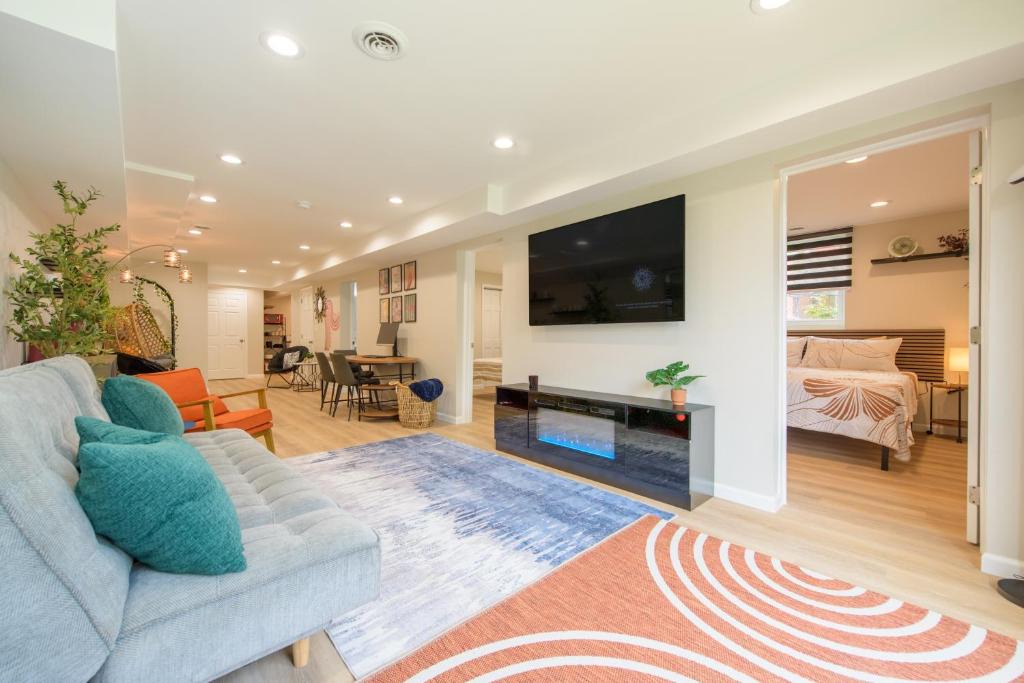 Eastside Apartment | Entire Modern Cozy 2BR Apt mins SU LeMoyne DT