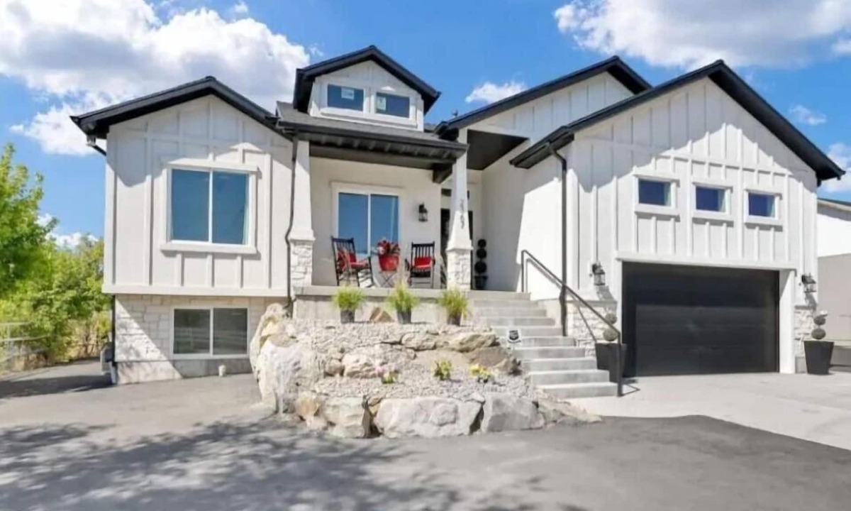 West Haven House | Entire Private Home sleeps 15, Near Skiing, Private Pickleball Court & Hot Tub
