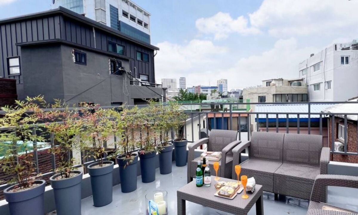 Eulji-ro House | Entire Private Lux House/Rooftop Terrace & Karaoke/Perfect for a big group
