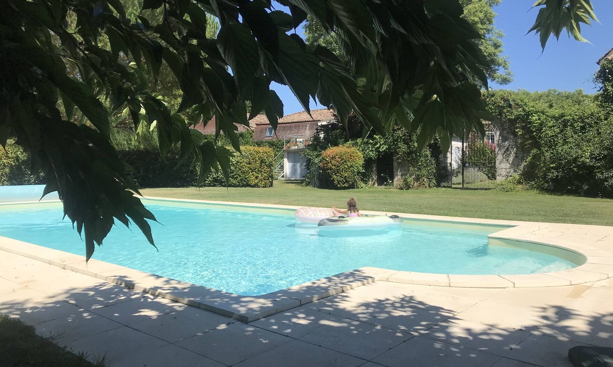 La Sauvetat-du-Dropt Villa | Entire private property, 20 people - 9 bdrms 9 bths, swimming pool, close to amenities