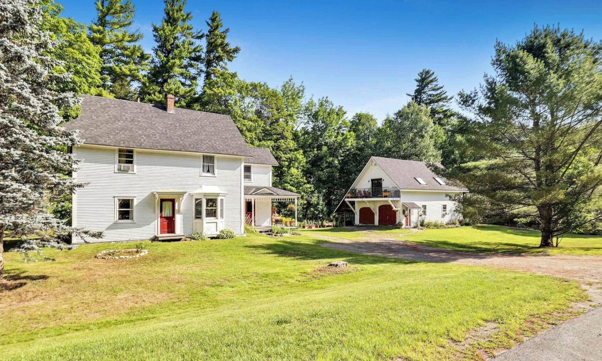 Jay House | Entire Rustic Farmhouse minutes from Jay Peak