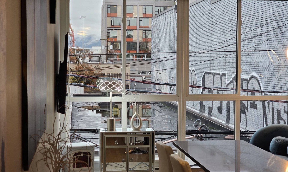 Downtown Eastside Apartment | Entire Space of Modern Apartment Downtown Vancouver Neighbourhood