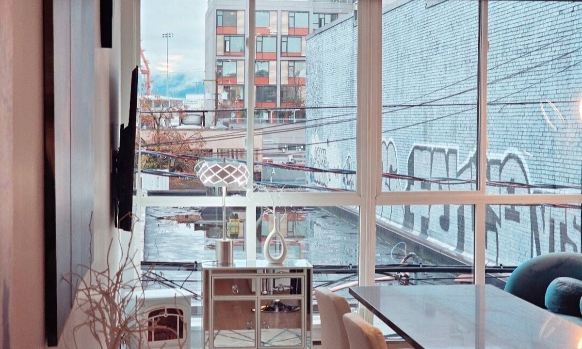 Downtown Eastside Apartment | Entire Space of Modern Apartment in Downtown Vancouver Neighbourhood