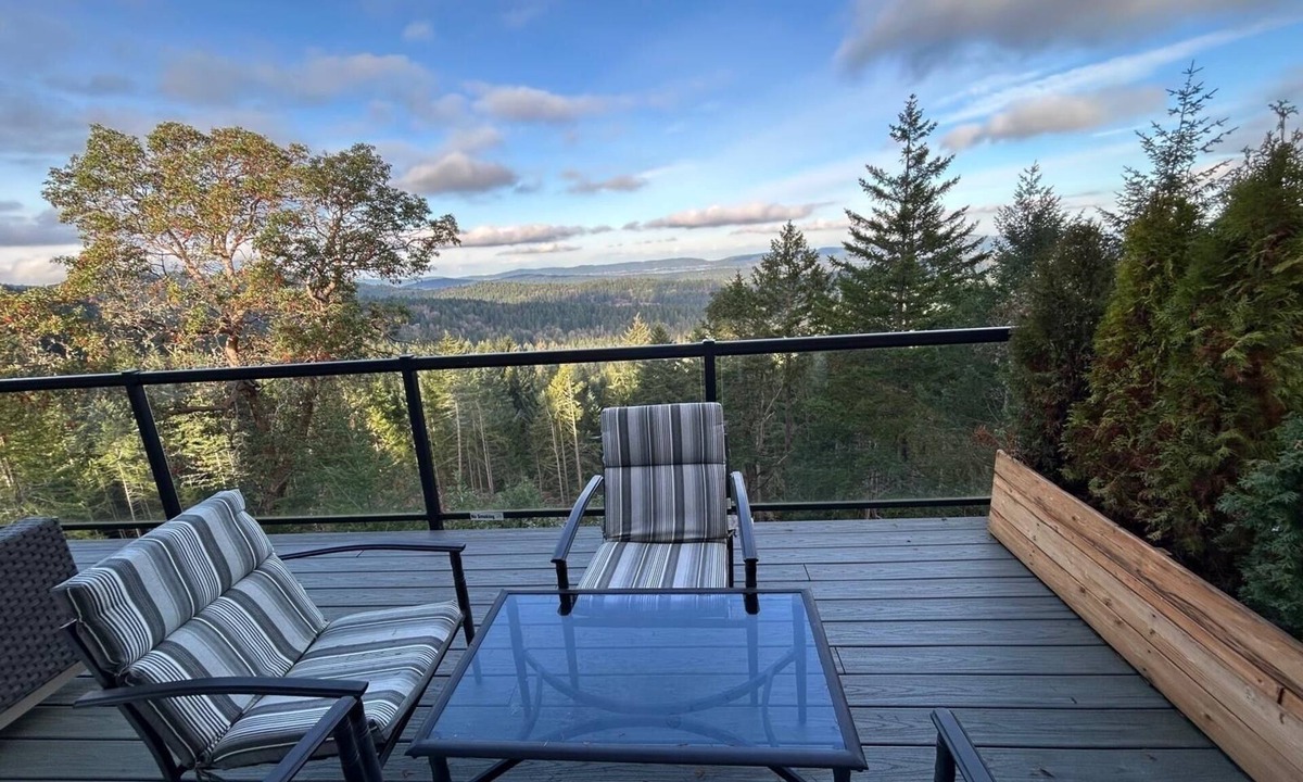 Salt Spring Island House | Entire Suite, Ocean, mountain view, hot tub, next to Mountain Maxwell park.