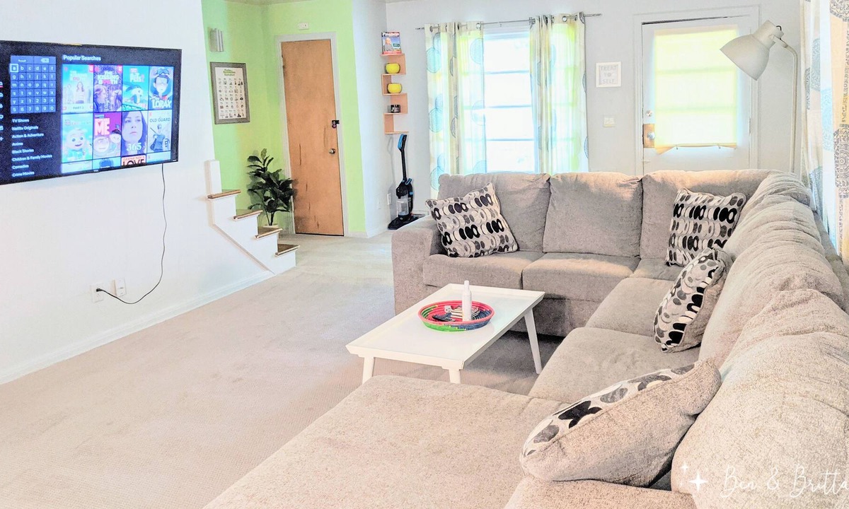 Dundee-Happy Hollow Historic District House | Entire Upscale 1King-2Queen Townhouse 🔼 PING PONG & AIR HOCKEY 🔼 55"TV