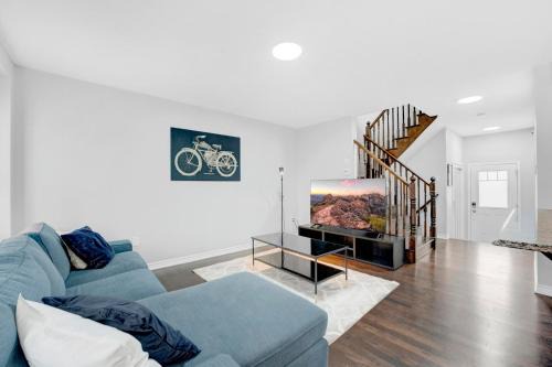 Kitchener House | Entire2Storey with Trampoline, PingPong, 65 inch TV and EnclosedYard