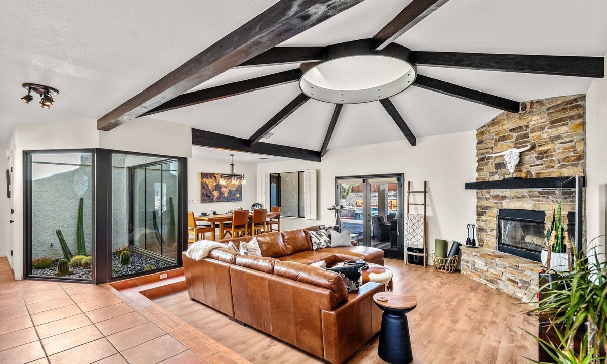 Yucca Valley House | Epic Pool/spa! 12 Joshua Trees 3 King beds/1 Queen Hiking covered Patio