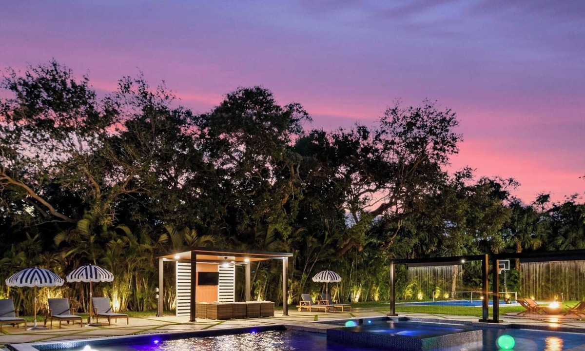 Golden Glades House | Epic Treehouse Villa | Pool Jacuzzi Pickleball