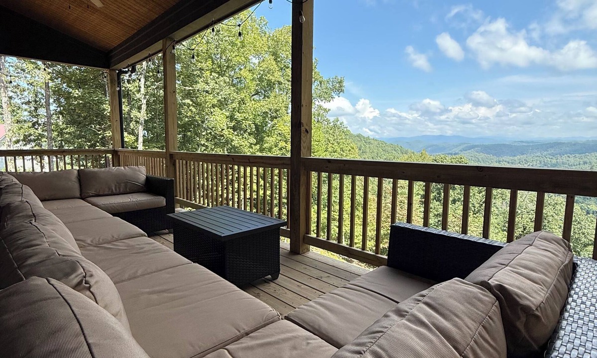 Ranger Cabin | Epic Views! New & Modern Cabin Hot Tub Spacious/Clean!