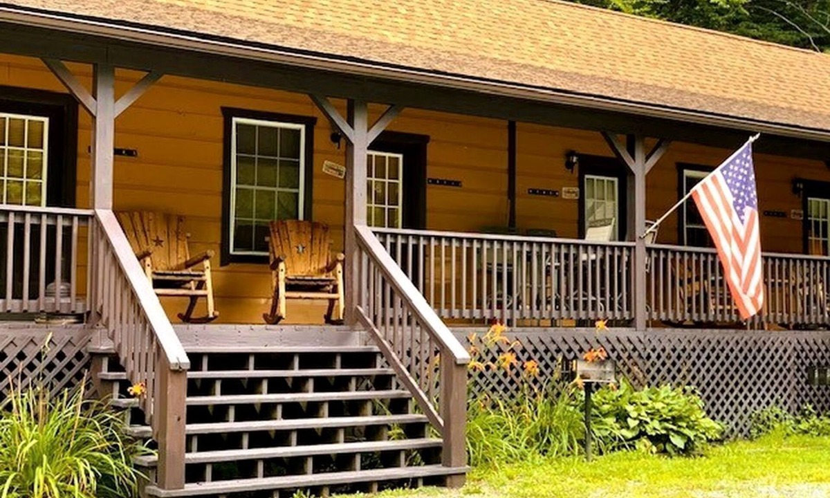 Mingo House | Equipped Cabin Studio with Private Bath and Front Porch in West Virginia