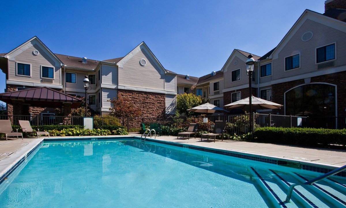 Shelby Township Condo | Equipped Suite | Free Breakfast, 24h Business Center + Seasonal Pool