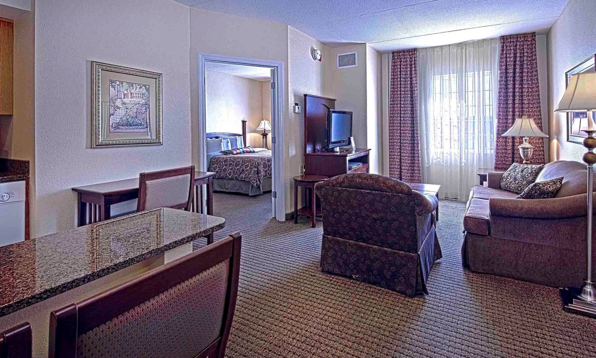 Graysville Condo | Equipped Suite Near CHA | Indoor Pool + Gym Access