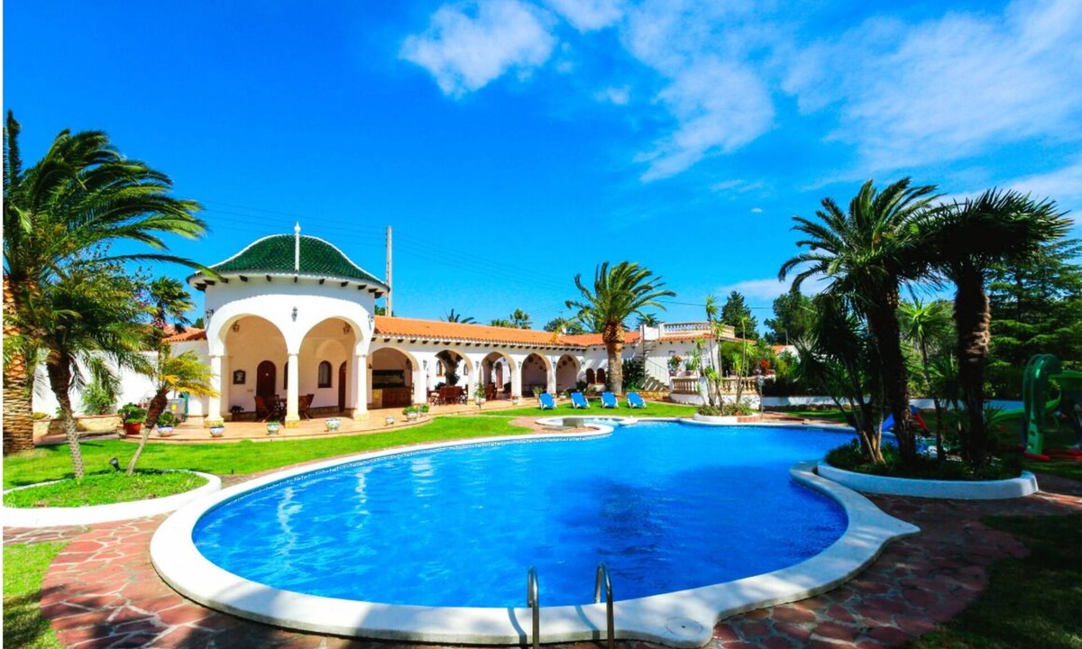 Rustical Balneario Villa | Villa Balneari Resort. Vacaciones en Familia y amigos Piscina Tenis Golf, Futbol