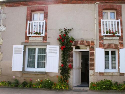 Saint-Hilaire-sur-Yerre House | Escapade Paisible: Gîte pour 8 à Saint-Hilaire-sur-Yerre, Jardin Clos, Proche Chateaudun et Chartres - FR-1-581-131