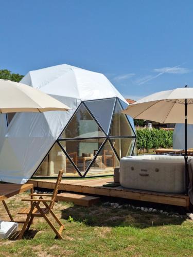 Saint-Pierre-de-Juillers Bed & Breakfast | ESCAPADE INSOLITE - Dômes, Tipis, Aire de Camping-cars & Vans