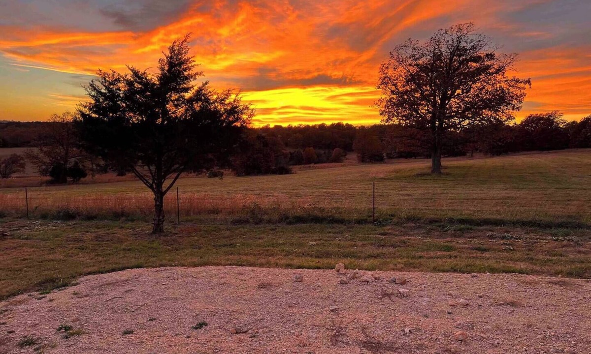 Compton Cabin | Escape to a peaceful Ozarks cabin near the Buffalo National River, perfect for couples and small families. Enjoy mountain views, a cozy private setting, and easy access to hiking trails, waterfalls, and Eureka Springs.