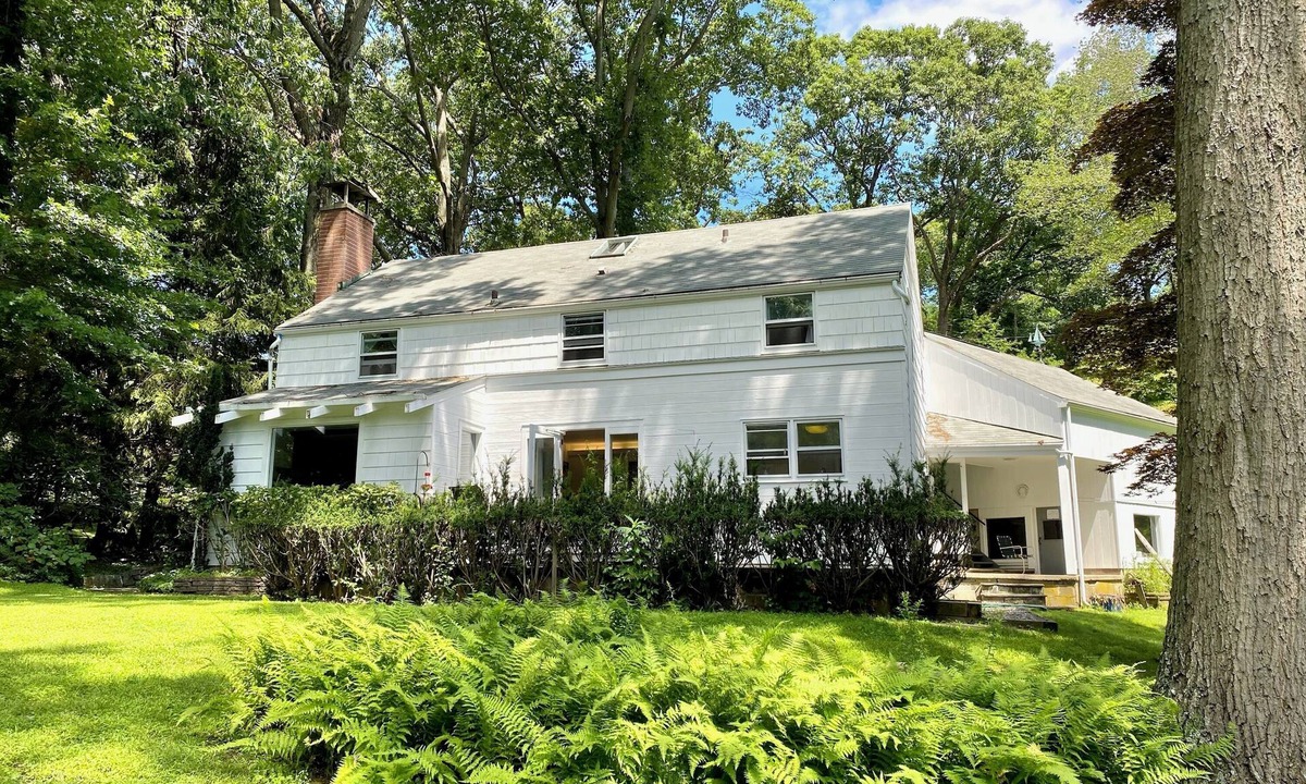 Rowayton Cottage | Escape to it all! Light & Sunny Nantucket Cottage in wonderful Rowayton Village!