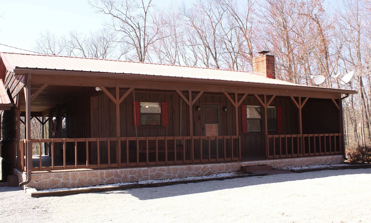 Wellington House | Escape to the lake 2 Bedroom Cabin, Boat Parking & Ample Outdoor and Deck Space.