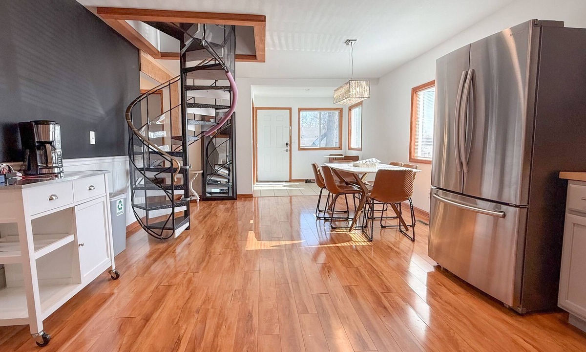 Como House | Escape to the Lake! Walk to water & local dining!