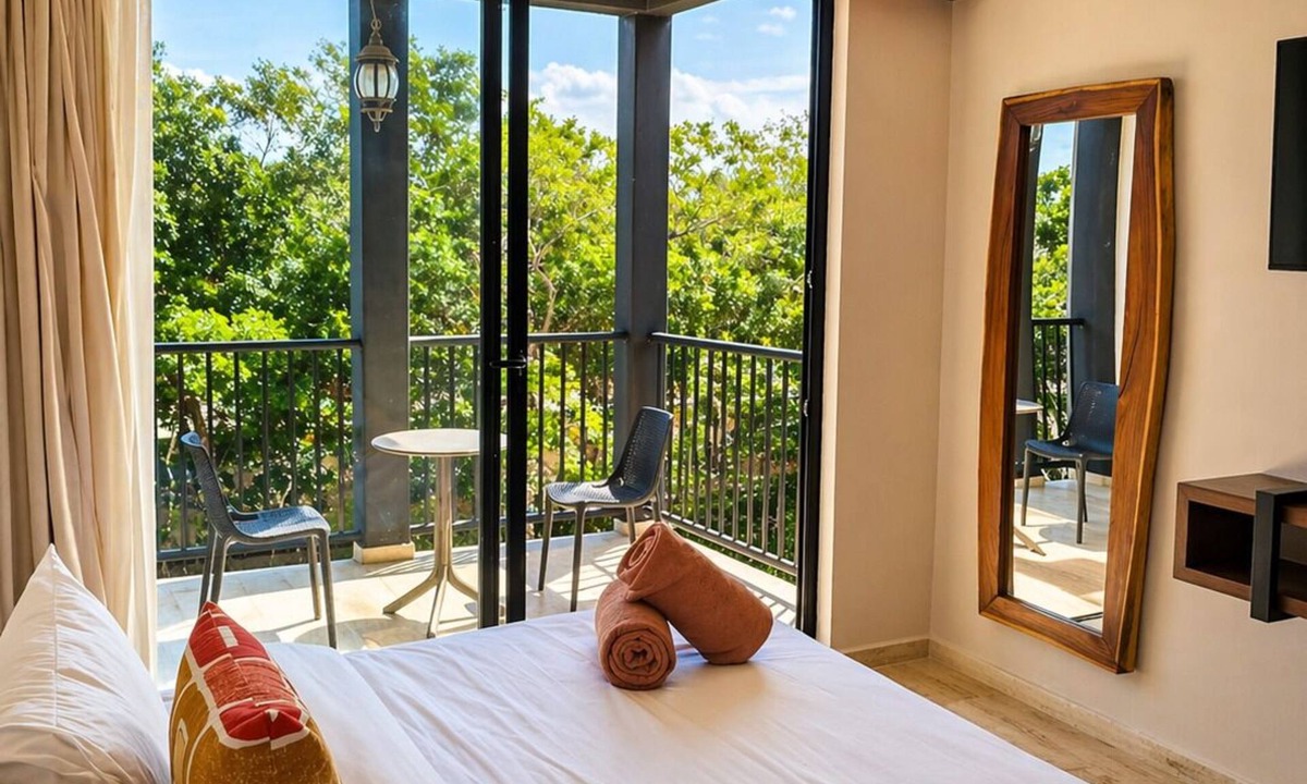 Tulum City Center Apartment | Escape to this corner studio in Tuk Hacienda, perfect for 1 or 2 guests seeking comfort, style, and location. Enjoy a king bed, kitchenette, full bathroom, smart TV, Wi-Fi, A/C, private balcony, pools, paddle court, parking, and 24/7 security.