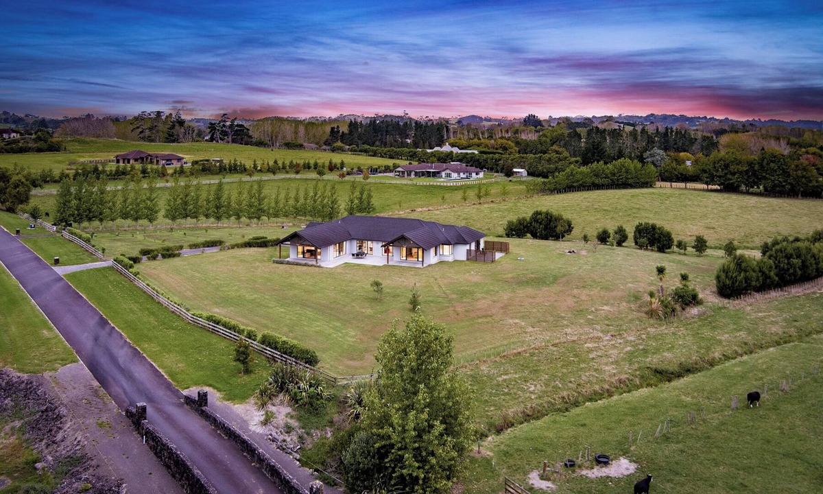 Dairy Flat House | Escape to Your Private 5-Acre Farm Lifestyle Paradise, 8 mins to Shops & Eatery