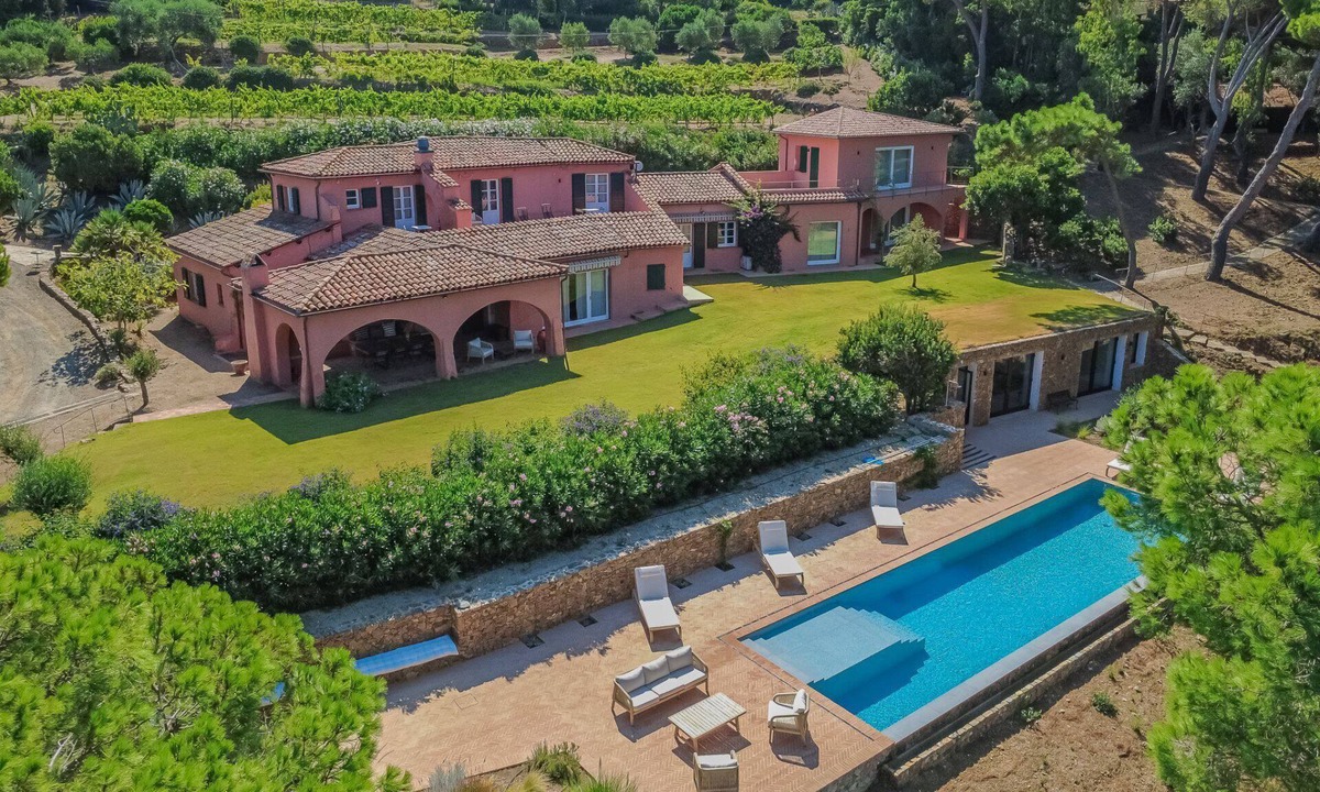 Morcone Villa | Esclusive Villa with pool and private access to the beach