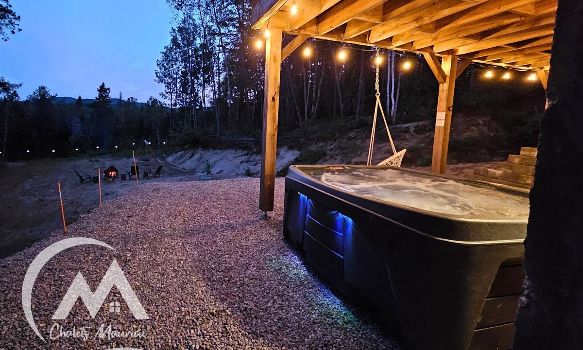 Saint-Alexis-des-Monts Ski Chalet | Espace de Rêve! Chalet Neuf avec SPA, vue imprenable sur les montagnes!