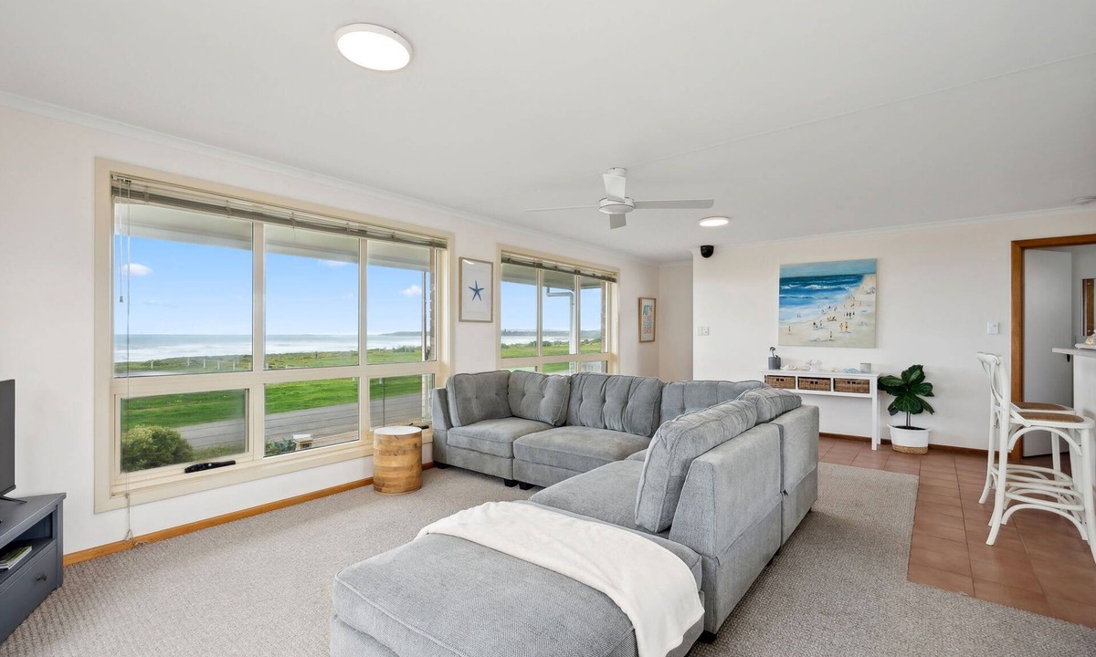 Middleton House | Esplanade Escape, Beachfront, Whale Watching, Surf