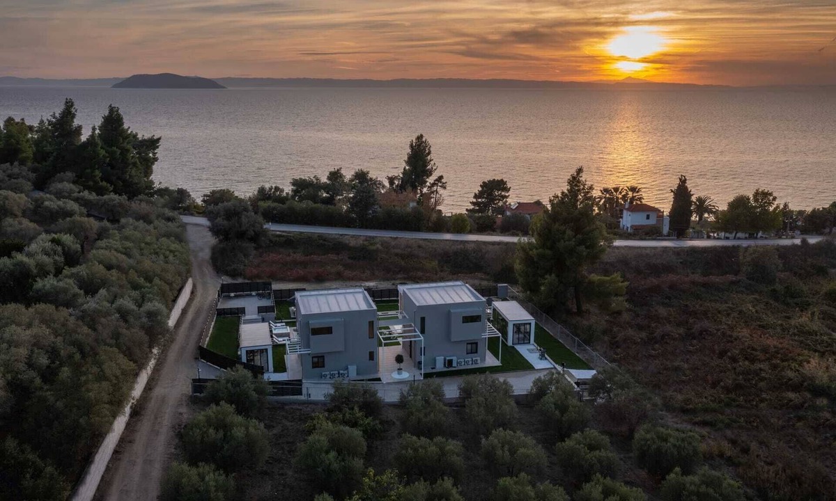Paradhisos Villa | Estellar Villa with pool and sea view,garden with sports activities, living room