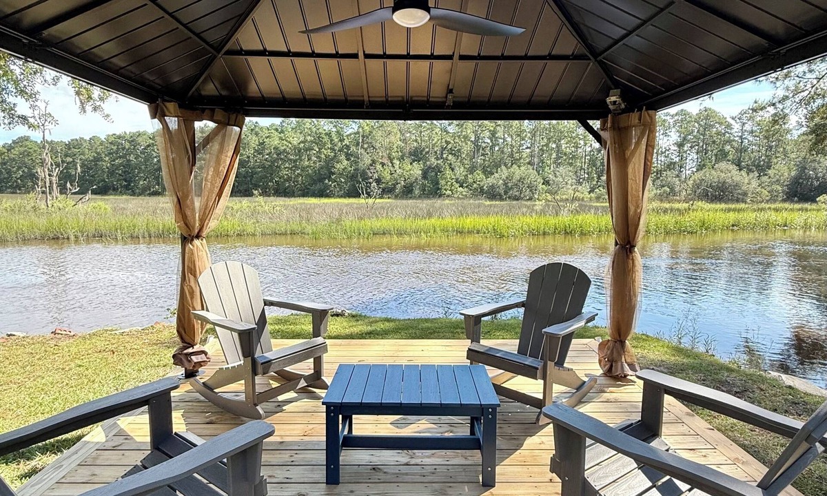 Midway House | 'Estrella Blue' relaxing retreat on the marsh!