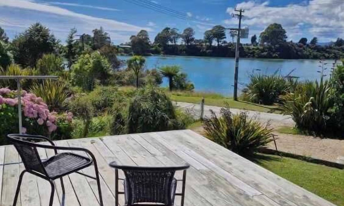 Onekaka Ski Chalet | Estuary View - Peaceful Onekaka Retreat
