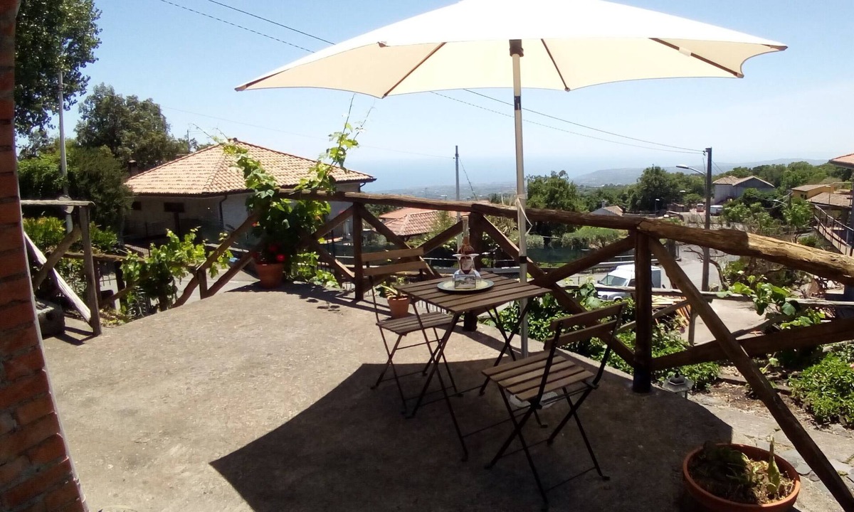 Fornazzo Cottage | Etna Case Vacanze Eureka, Rustic Sunflower
