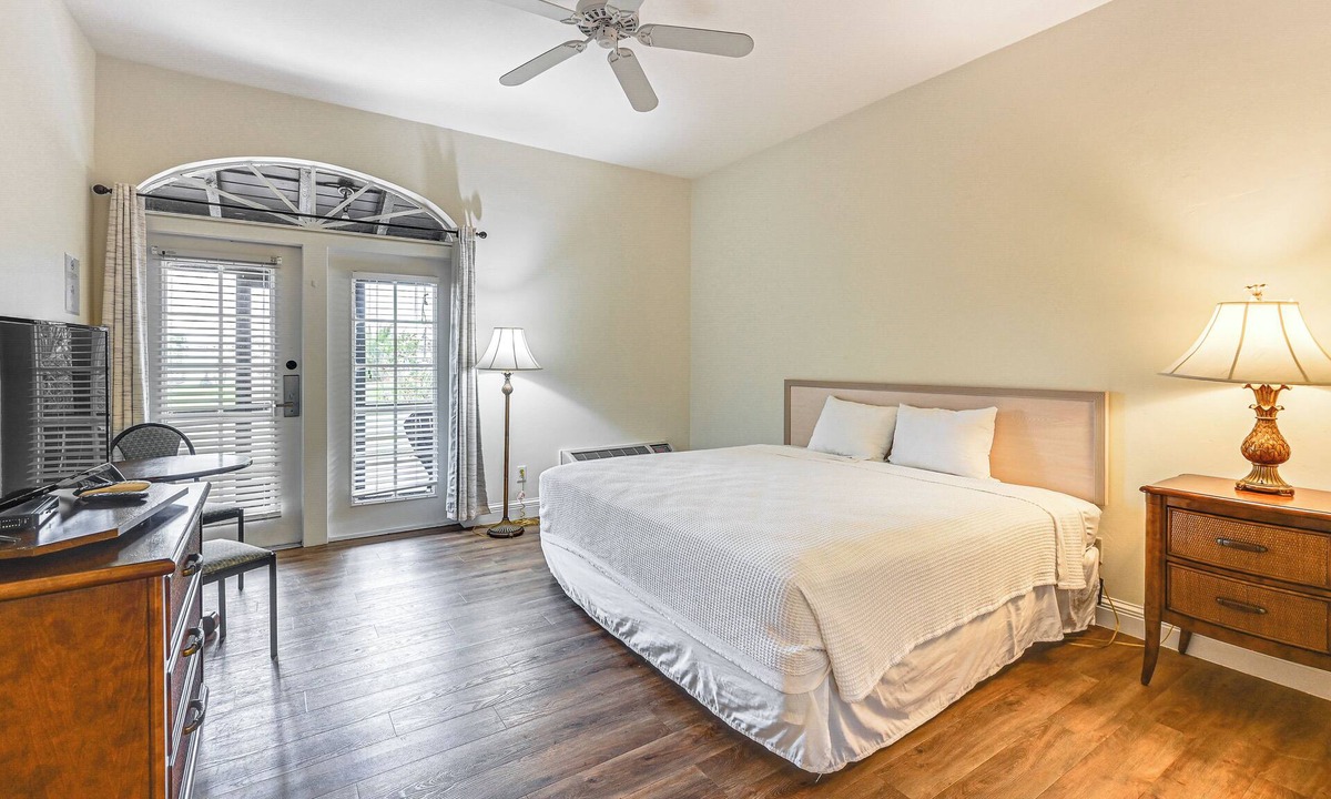 Naples Apartment | Everglades Studio w/Resort Amenities & Porch!