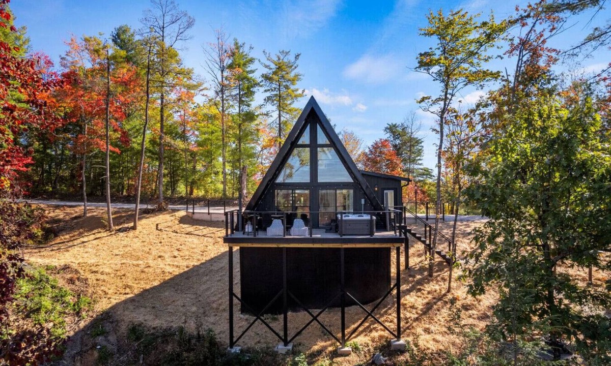 Campton Cabin | Evergreen Escape- WiFi, Hot Tub, Firepit, Grill, Dry Sauna and Cold Plunge
