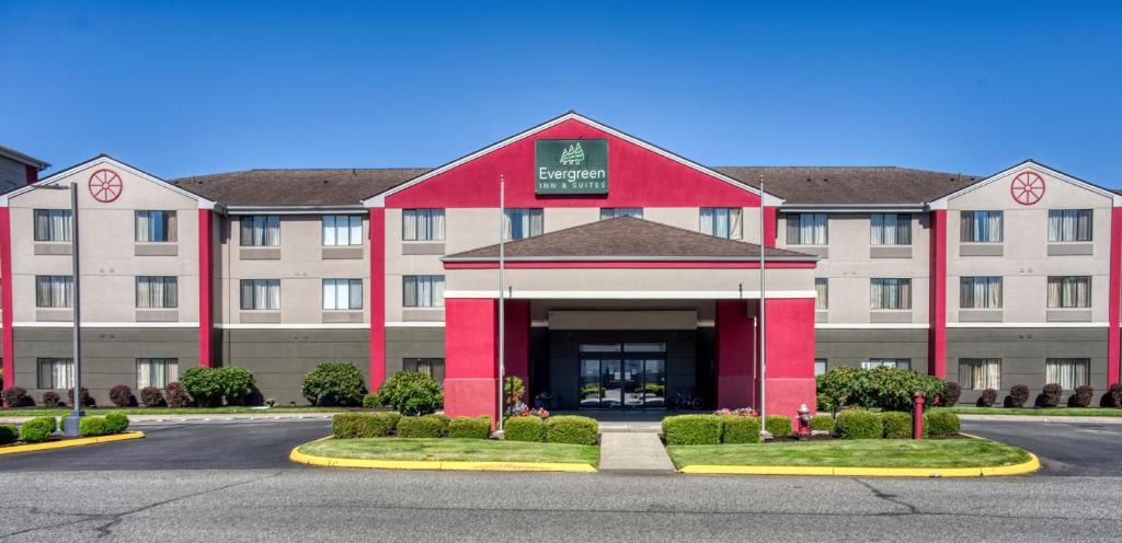 Monroe Hotel | Evergreen Inn & Suites