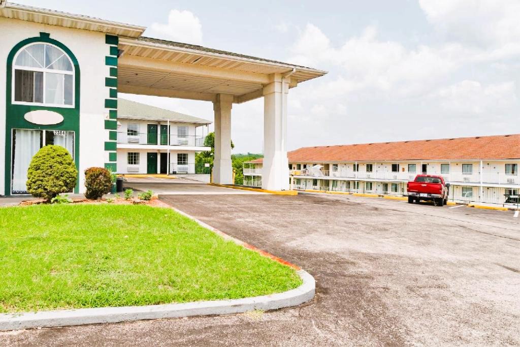 Branson Theater District Hotel | Evergreen Inn