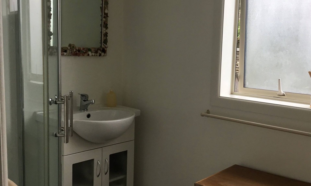 Waiwera Cottage | Everso relaxing beach cottage. Perfect for couples. Meters from Waiwera Beach.