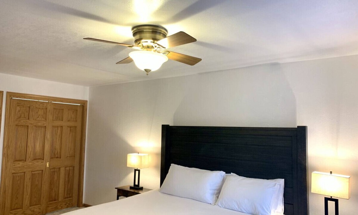 Tomahawk Cabin | Every Room with a Beautiful View of The Wisconsin River *