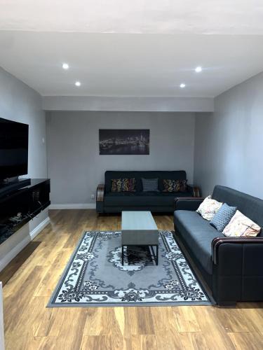 River House | Everything You Need I Super Comfy I Sleeps 7 I WiFi I Parking I 4BDR