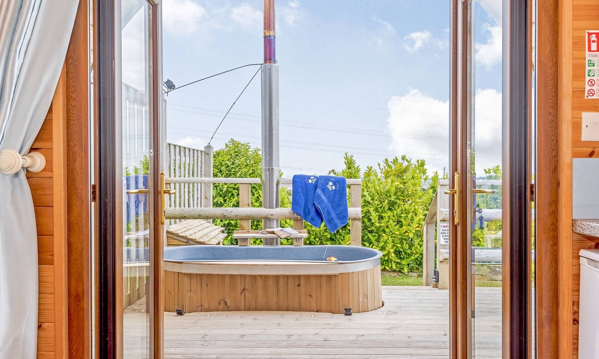 Flint Cottage | EWE TWO, romantic, character holiday cottage, with hot tub in Northop